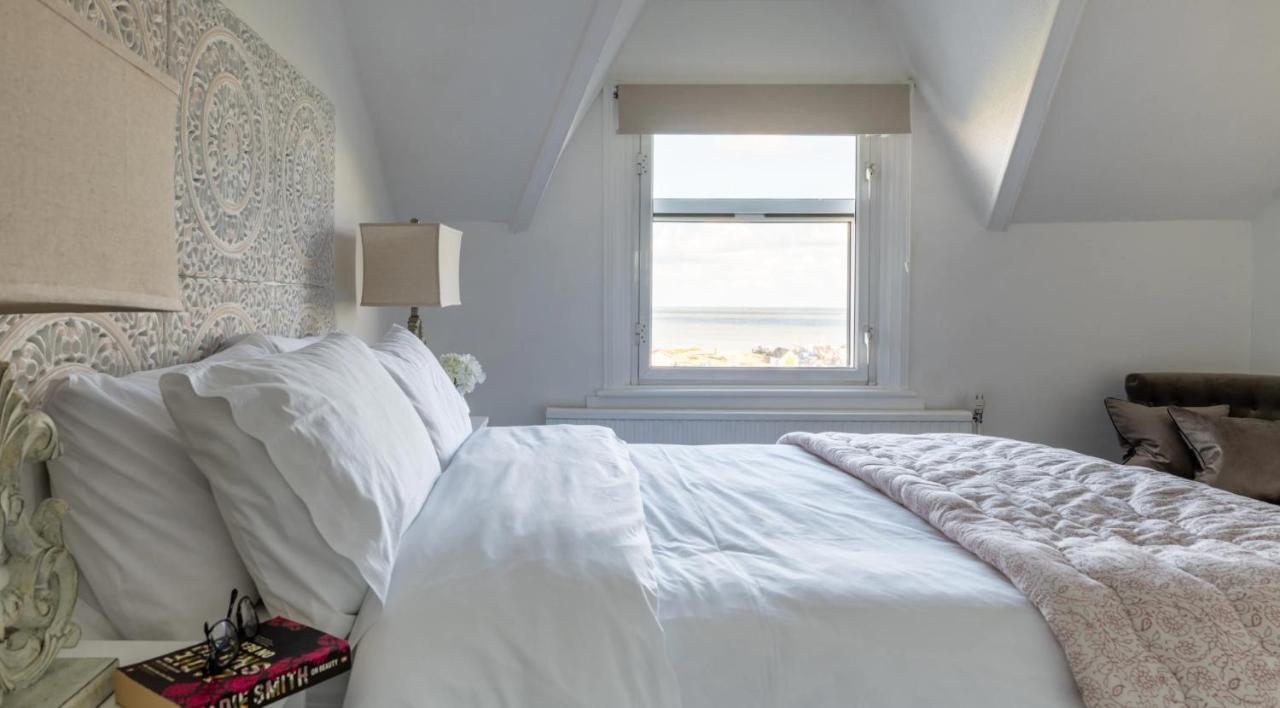 Tranquil Beachfront Beautiful 2-Bed Apartment Deal Exterior photo